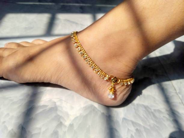 a-girl-wears-the-anklet-around-her-ankle4734067171331204370.jpg