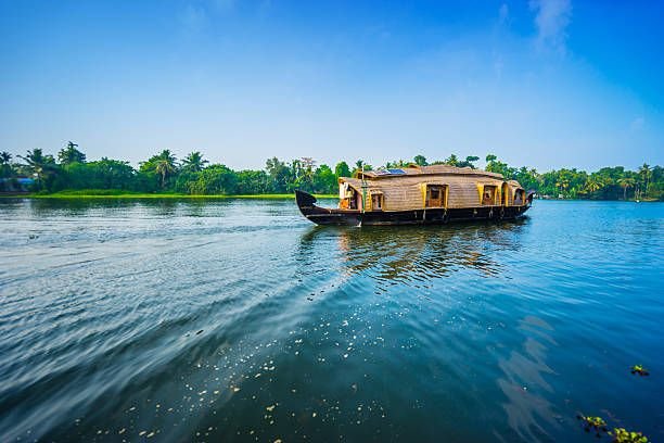 houseboat-in-southern-india-14712940070095676599.jpg